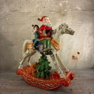 kerstman op schommelpaard met elf
